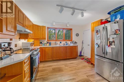 933 Alpine Avenue, Ottawa, ON - Indoor Photo Showing Kitchen