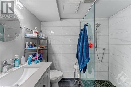 933 Alpine Avenue, Ottawa, ON - Indoor Photo Showing Bathroom