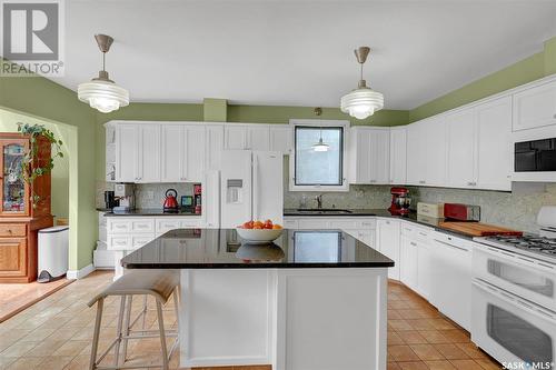 3003 Hill Avenue, Regina, SK - Indoor Photo Showing Kitchen