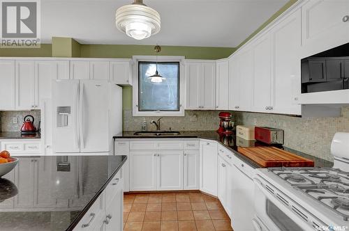 3003 Hill Avenue, Regina, SK - Indoor Photo Showing Kitchen