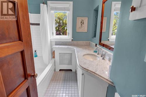 3003 Hill Avenue, Regina, SK - Indoor Photo Showing Bathroom