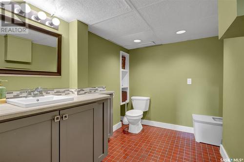 3003 Hill Avenue, Regina, SK - Indoor Photo Showing Bathroom