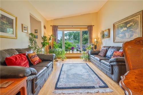 131 Meadowlark Drive, Hamilton, ON - Indoor Photo Showing Living Room