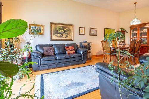 131 Meadowlark Drive, Hamilton, ON - Indoor Photo Showing Living Room