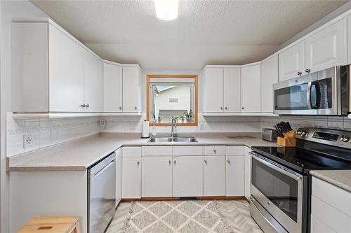 78 Bloomer Crescent, Winnipeg, MB - Indoor Photo Showing Kitchen With Double Sink