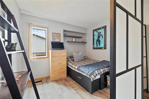 78 Bloomer Crescent, Winnipeg, MB - Indoor Photo Showing Bedroom