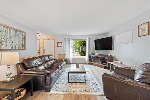 78 Bloomer Crescent, Winnipeg, MB - Indoor Photo Showing Living Room