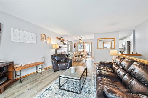 78 Bloomer Crescent, Winnipeg, MB - Indoor Photo Showing Living Room