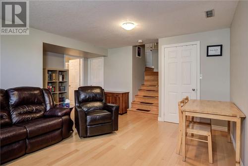 10 Brentwood Court, Sudbury, ON - Indoor Photo Showing Living Room