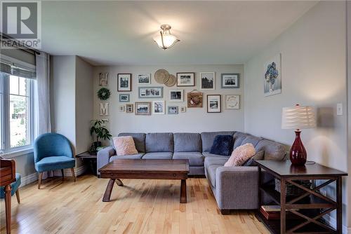 10 Brentwood Court, Sudbury, ON - Indoor Photo Showing Living Room