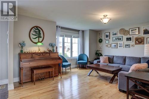 10 Brentwood Court, Sudbury, ON - Indoor Photo Showing Living Room