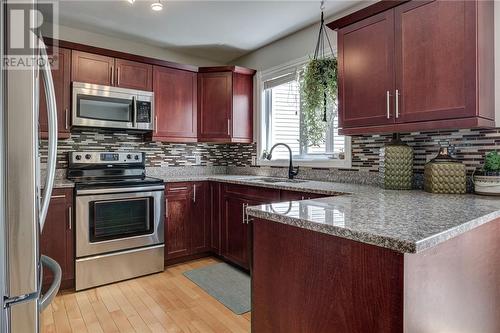 10 Brentwood Court, Sudbury, ON - Indoor Photo Showing Kitchen With Stainless Steel Kitchen With Upgraded Kitchen