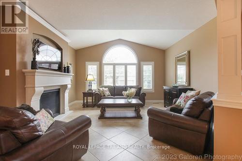 592 Clearwater Crescent, London, ON - Indoor Photo Showing Living Room With Fireplace