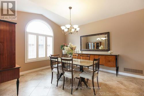 592 Clearwater Crescent, London, ON - Indoor Photo Showing Dining Room