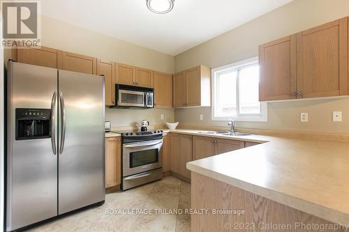 592 Clearwater Crescent, London, ON - Indoor Photo Showing Kitchen With Double Sink