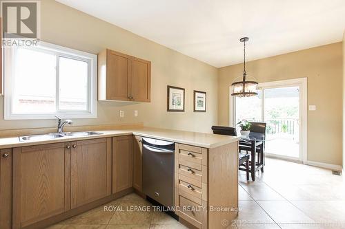 592 Clearwater Crescent, London, ON - Indoor Photo Showing Kitchen With Double Sink