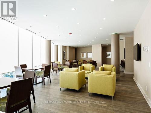 607 - 525 Wilson Avenue, Toronto, ON - Indoor Photo Showing Living Room