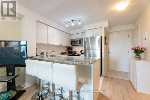 607 - 525 Wilson Avenue, Toronto, ON - Indoor Photo Showing Kitchen With Stainless Steel Kitchen