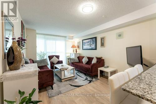 607 - 525 Wilson Avenue, Toronto, ON - Indoor Photo Showing Living Room