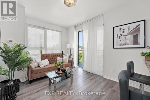 309 - 11611 Yonge Street, Richmond Hill, ON - Indoor Photo Showing Living Room