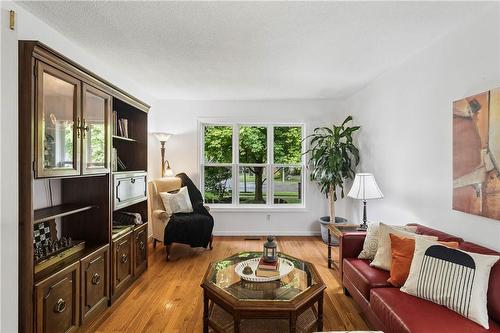 2060 Hunters Wood Drive, Burlington, ON - Indoor Photo Showing Living Room