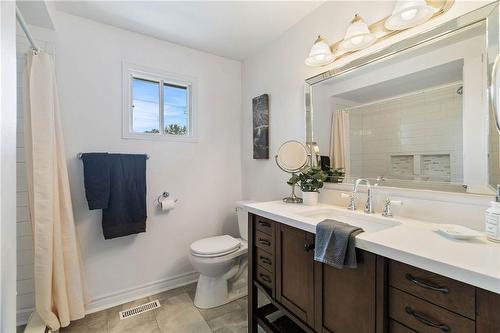 2060 Hunters Wood Drive, Burlington, ON - Indoor Photo Showing Bathroom