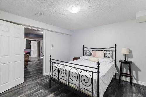 2060 Hunters Wood Drive, Burlington, ON - Indoor Photo Showing Bedroom