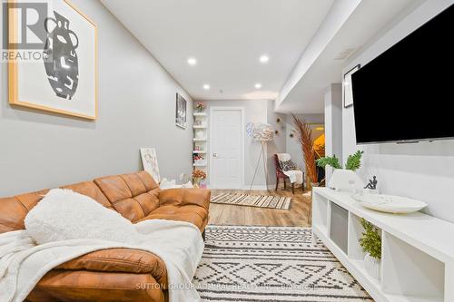 2 Pass Court, Barrie, ON - Indoor Photo Showing Living Room