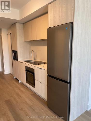 408 - 86 Dundas Street E, Mississauga, ON - Indoor Photo Showing Kitchen