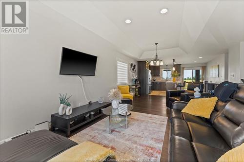 186 Townsview, Essex, ON - Indoor Photo Showing Living Room