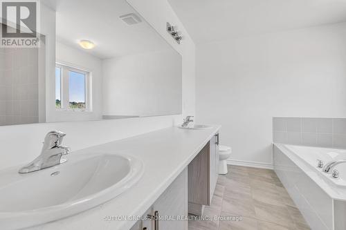 32 Hillcroft Way, Kawartha Lakes, ON - Indoor Photo Showing Bathroom