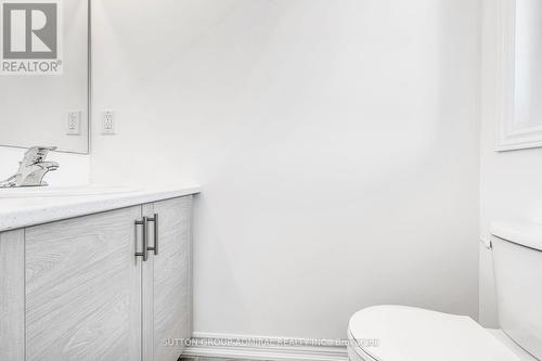 32 Hillcroft Way, Kawartha Lakes, ON - Indoor Photo Showing Bathroom