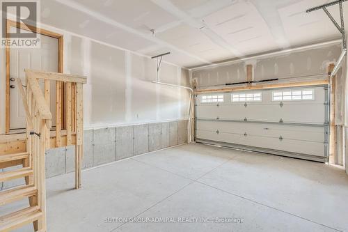 32 Hillcroft Way, Kawartha Lakes, ON - Indoor Photo Showing Garage