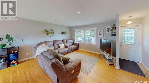 94 Portland Crescent, Regina, SK - Indoor Photo Showing Living Room