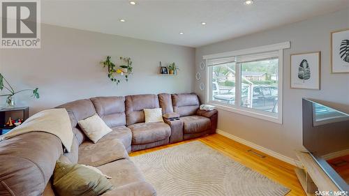 94 Portland Crescent, Regina, SK - Indoor Photo Showing Living Room