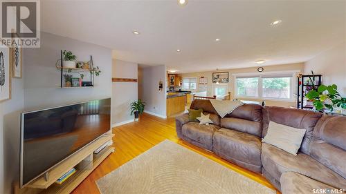 94 Portland Crescent, Regina, SK - Indoor Photo Showing Living Room