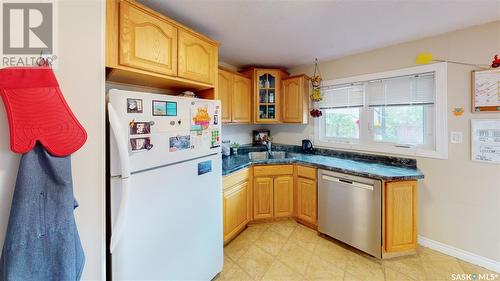 94 Portland Crescent, Regina, SK - Indoor Photo Showing Kitchen