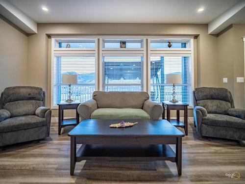 3209 Shuswap Rd, Kamloops, BC - Indoor Photo Showing Living Room