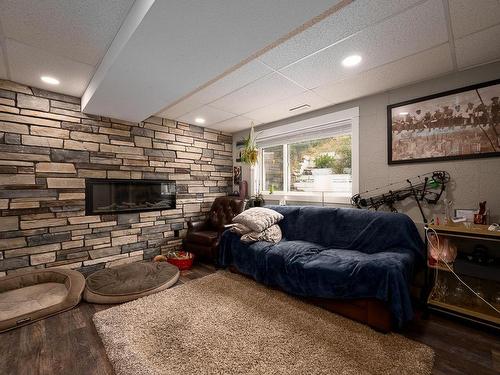 979 Greystone Cres, Kamloops, BC - Indoor Photo Showing Other Room With Fireplace