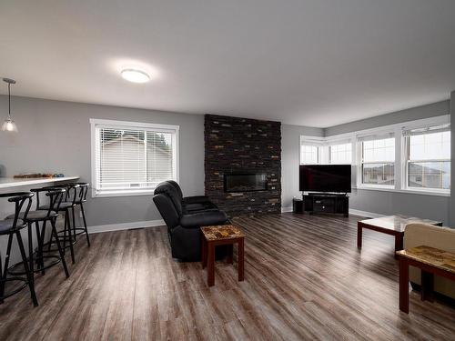 979 Greystone Cres, Kamloops, BC - Indoor Photo Showing Living Room With Fireplace