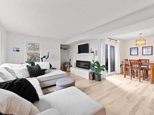 52-1221 Hugh Allan Drive, Kamloops, BC - Indoor Photo Showing Living Room With Fireplace