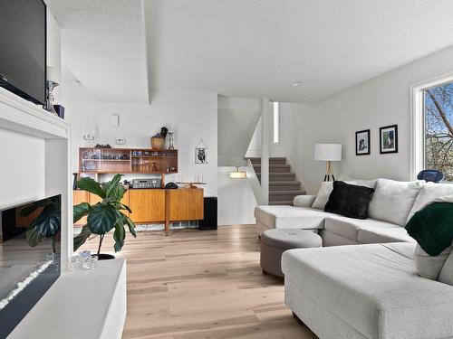 52-1221 Hugh Allan Drive, Kamloops, BC - Indoor Photo Showing Living Room