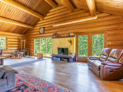 1415 Seymour River Road, Out Of District, BC - Indoor Photo Showing Living Room