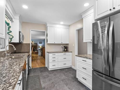 866 Glenacre Road, Kamloops, BC - Indoor Photo Showing Kitchen With Double Sink With Upgraded Kitchen