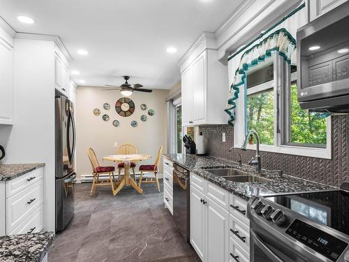 866 Glenacre Road, Kamloops, BC - Indoor Photo Showing Kitchen With Double Sink With Upgraded Kitchen