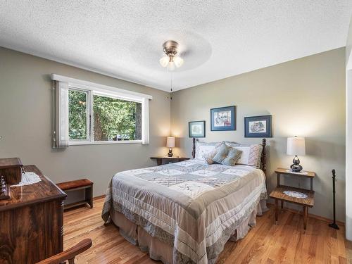 866 Glenacre Road, Kamloops, BC - Indoor Photo Showing Bedroom