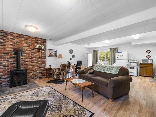 866 Glenacre Road, Kamloops, BC - Indoor Photo Showing Living Room With Fireplace