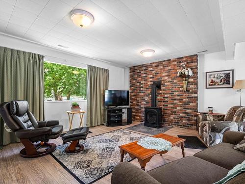 866 Glenacre Road, Kamloops, BC - Indoor Photo Showing Living Room With Fireplace