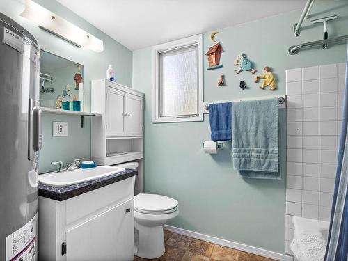 866 Glenacre Road, Kamloops, BC - Indoor Photo Showing Bathroom