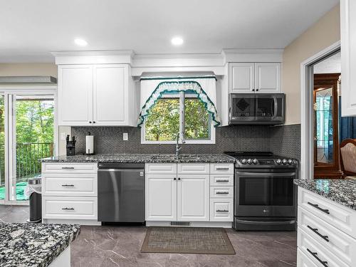 866 Glenacre Road, Kamloops, BC - Indoor Photo Showing Kitchen With Upgraded Kitchen